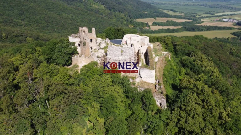 NA PREDAJ - POZEMOK POD JASENOVSKÝM HRADOM