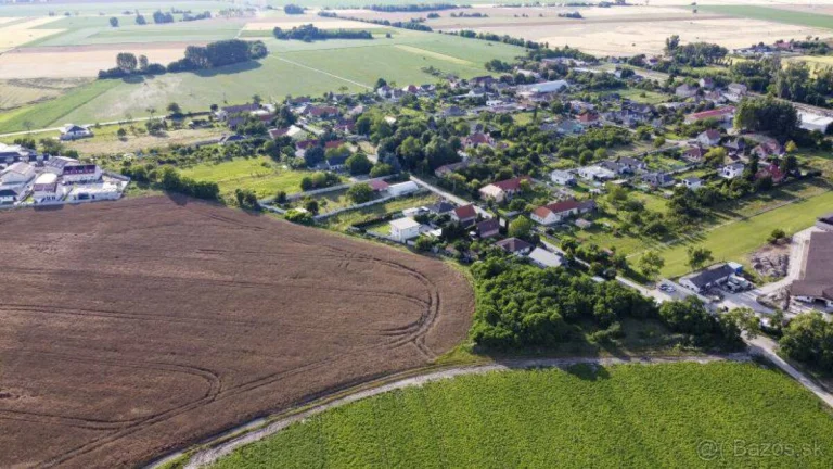 na predaj 3 samostatné pozemky plus prístupová cesta