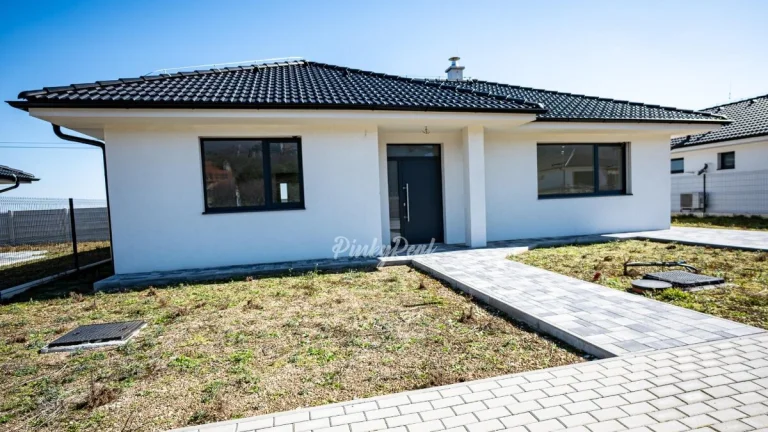 Pinky real – moderný bungalov č. 2 v Smoleniciach