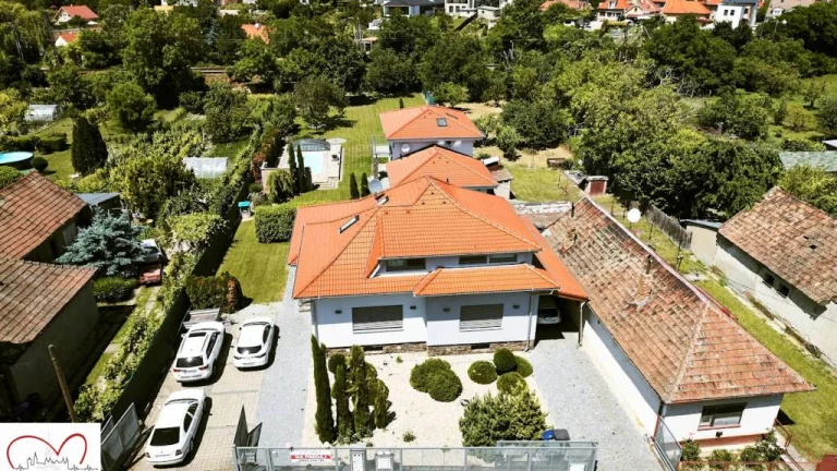 Dva samostatné dvojpodlažné rodinné domy na veľkorysom pozem