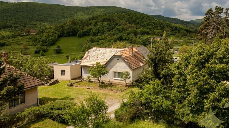 Exkluzívne na predaj gazdovský rodinný dom s pozemkom o rozl
