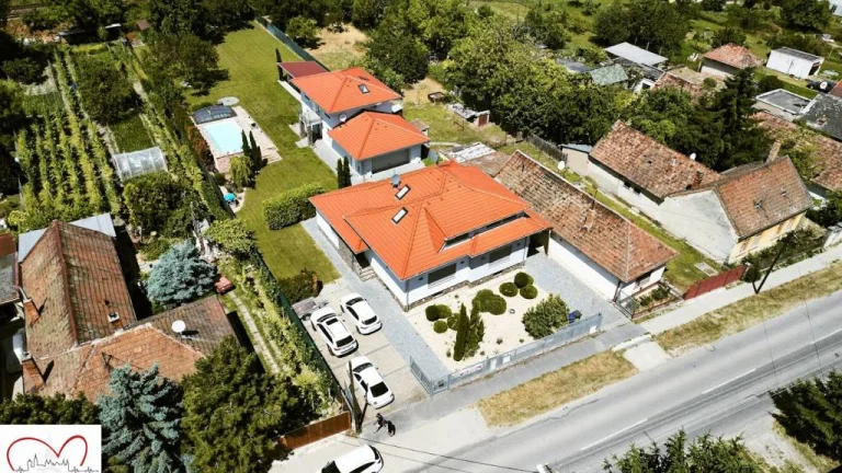 Dva samostatné dvojpodlažné domy na veľkorysom pozemku