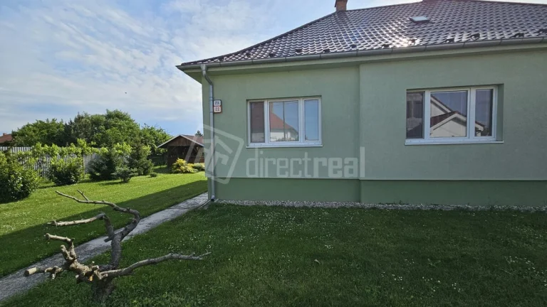 Priestranný pozemok 2052 m² so starším domom vo výbo…