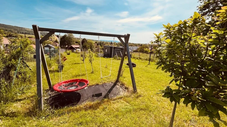 Krásny stavebný pozemok 863 m2 s chatkou