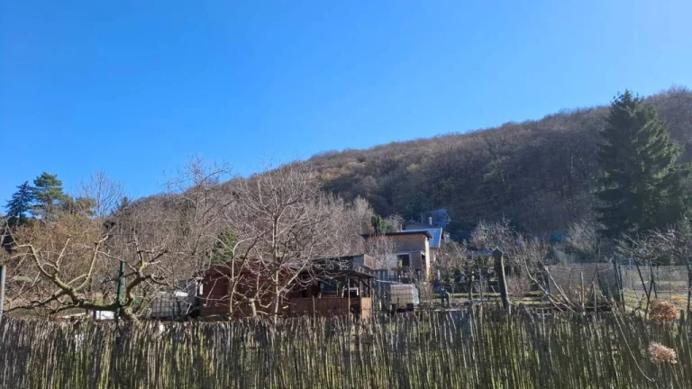 REB.sk Záhrada s útulnou chatkou v lone prírody na predaj