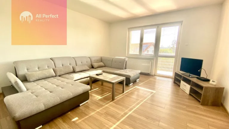 Priestranný zariadený 4-izbový byt s veľkou loggiou, balkóno