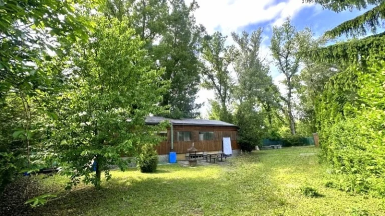 Záhrada 495 m2 s chatkou v tichom prostredí chatovej oblasti