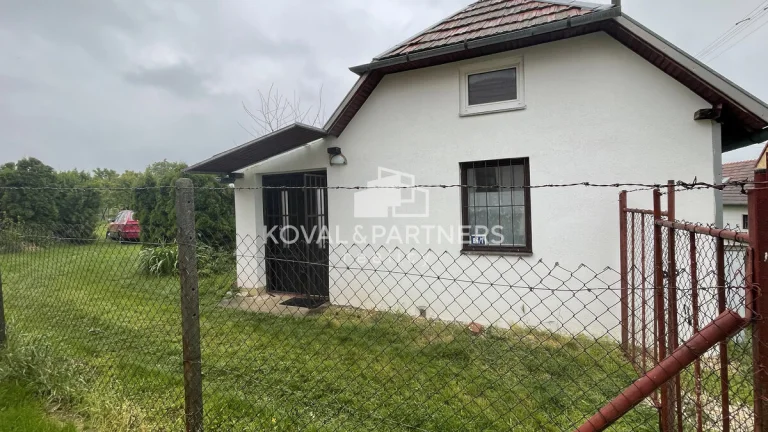 Znížená cena Viničný domček s pozemkom - Vráble v časti Horn