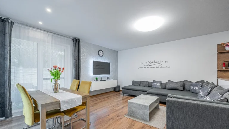 Štýlový tehlový bungalov v Períne, slepá ulica novostavieb