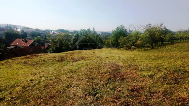 Veľký pozemok s pekným výhľadom Kostolná-Záriečie na preda
