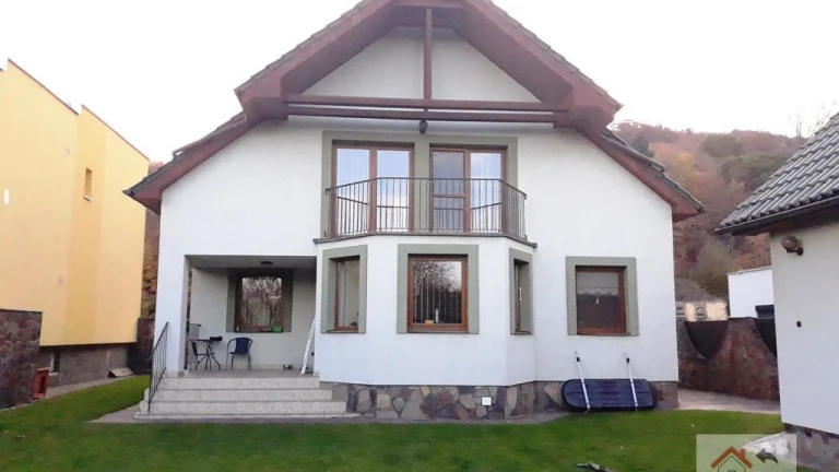 Rodinný dom v tichej lokalite s bazénom, garážou, kompletne