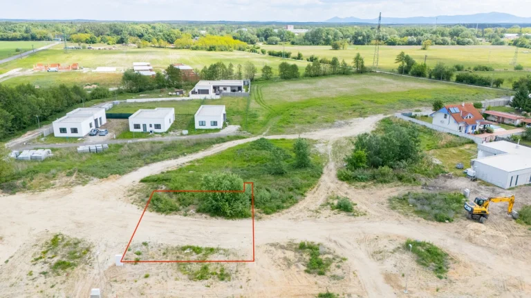 Na predaj pozemok s projektom a stavebným povolením v obci V