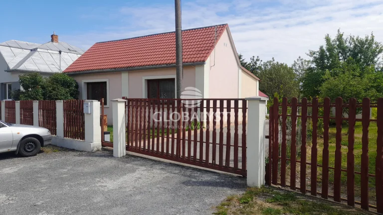 Štýlový rodinný dom s rozľahlým pozemkom v Trebišove