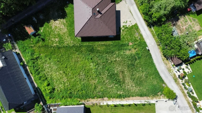 Rovinatý pozemok v Púchove - časť Horné Kočkovce 931m2