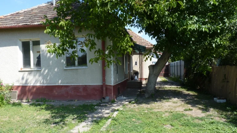 PREDAJ 5 izbový rodinný dom v meste Šurany. Pozemok 650 m2.
