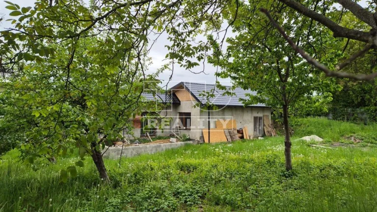 Pozemok 1 093 m2 so starším domom - Nitrianske Pravno,...