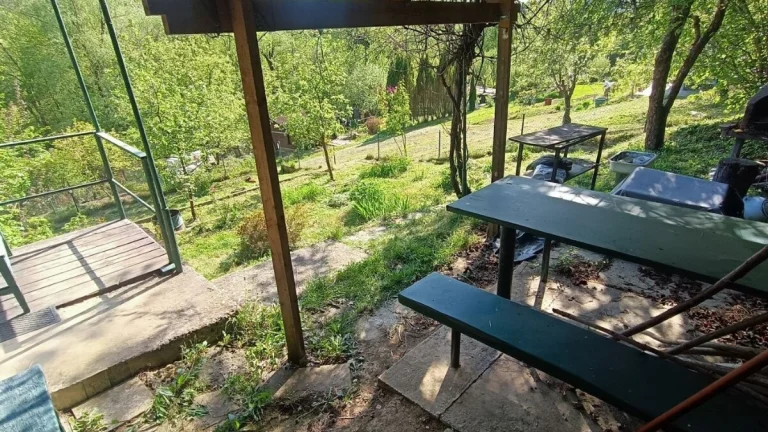Chatka so záhradou,390 m2 v osobnom vlastníctve - Budatín