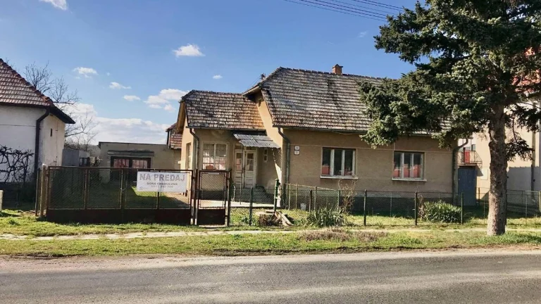Starší RD vhodný na rekonštrukciu s rovným pozemkom- Želovce
