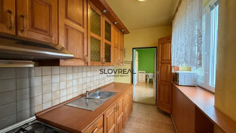 SLOVREAL-predaj 4 izbový byt s garážou a záhradkou Nová Baňa