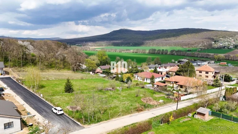 Jelenec - Stavebný pozemok - 687 m2 alebo 1374 m2