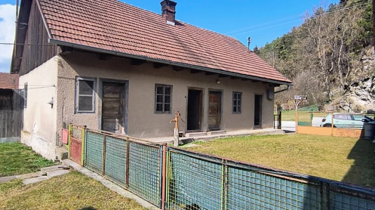 Malebná drevenička v krásnom prostredí