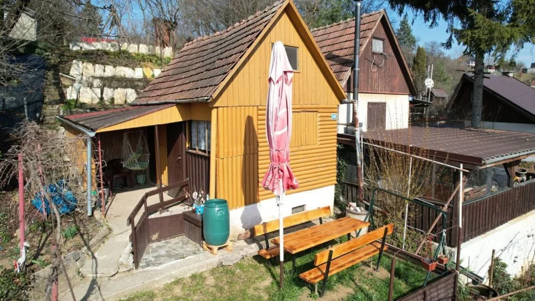 Predaj záhradnej chatky so záhradou – oddych a pestovanie na