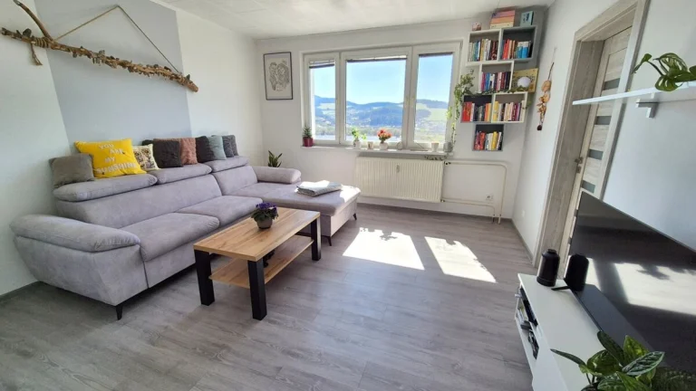Krásny 3-izbový byt s loggiou / 68 m2 / - Bytča