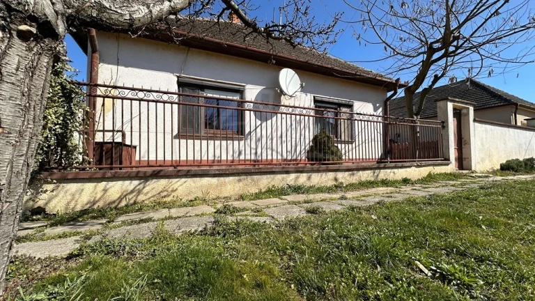 Romantický domček so záhradou plnou ovocia v tichej lokali