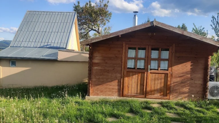 Záhrada s chatkou, drevenicou a krásnym výhľadom