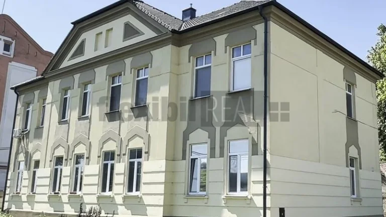 Veľkometrážny 2 izbový byt v historickom dome s pozemkom