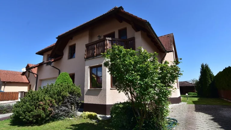 Na predaj Rodinný dom,Trenčín-Zlatovce, krásny pozemok 900m2