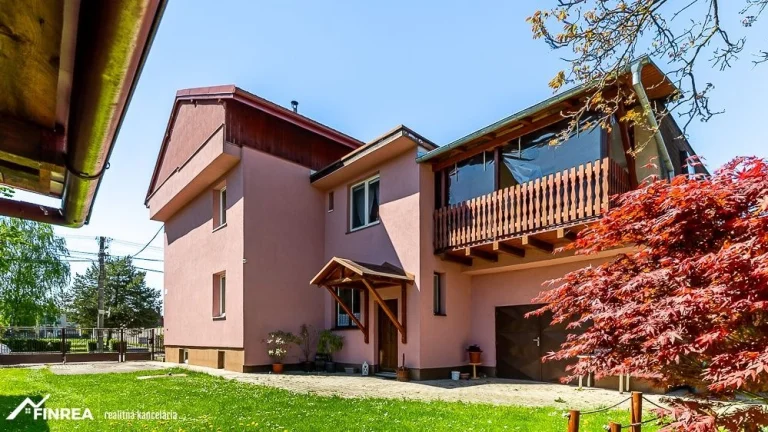 Priestranný 7 izbový rodinný dom s 640m2 pozemkom – Strečno