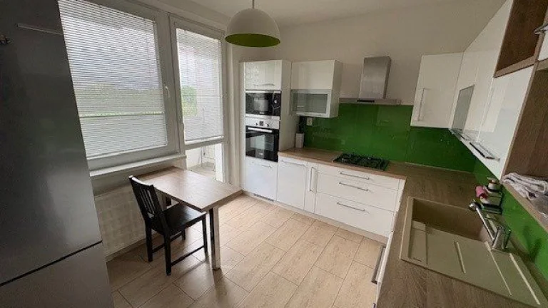 Na prenájom zariadený 3 izbový byt balkón Clementisa Trnava.