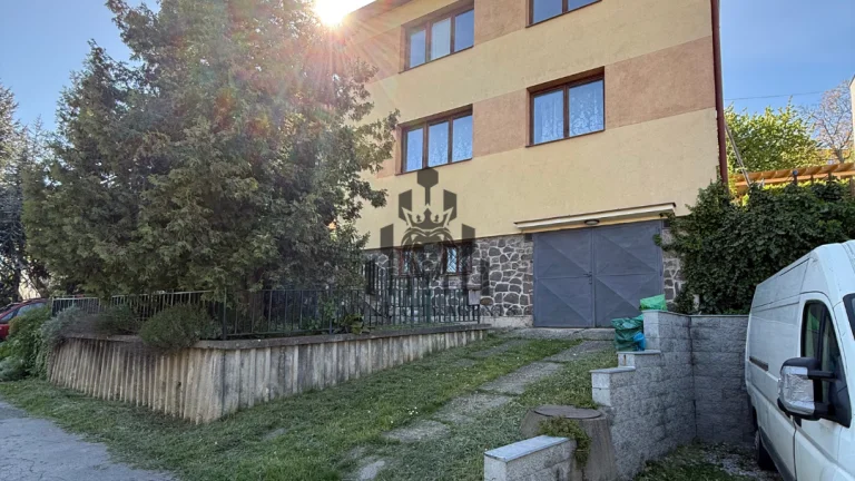 Dvojgeneračný rodinný dom – Podhradová