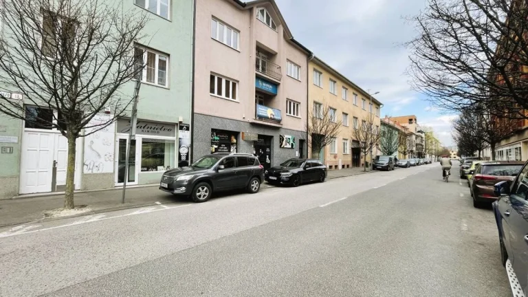 Štvorpodlažná budova v centre Piešťan na podnikanie, či býva