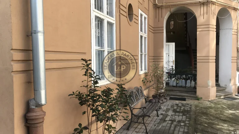 Na PREDAJ priestranný staromestský 3izb byt zo záhradou a dv