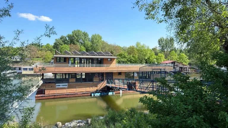 Štýlový houseboat 427 m² v drevenom švajčiarskom dizajne