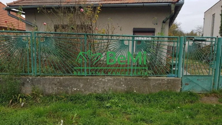 Predaj starší rodinný dom Vráble na 10ár pozemku (107-12-ERF