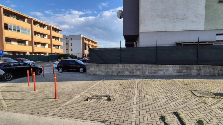 NA PREDAJ Parkovacie státie na ul. Slávičia - Senec