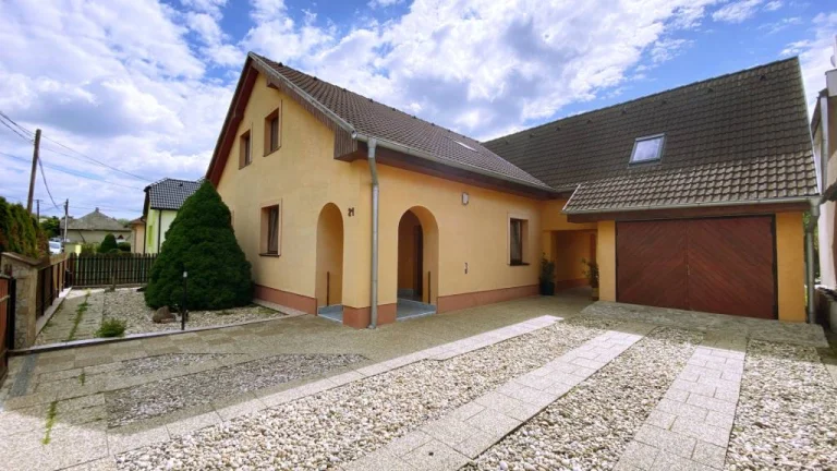 REZERVOVANÉ - 7 izbový rodinný dom s garážou,pozemok 730 m2