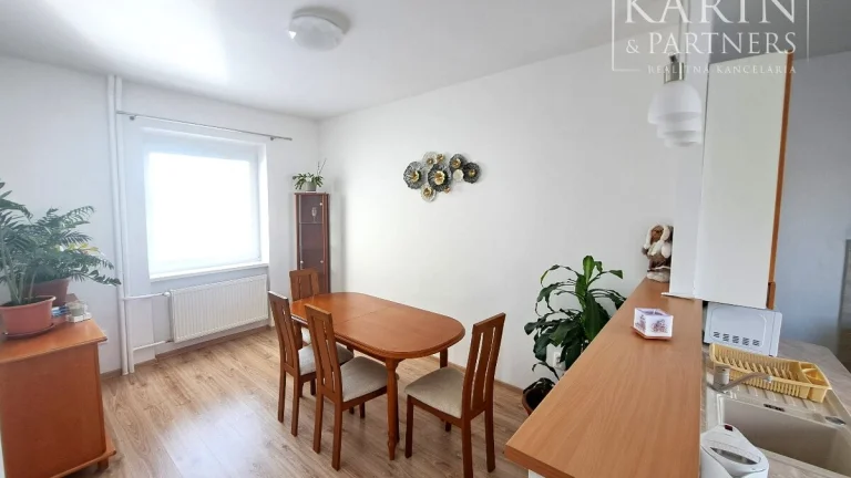 Priestranný rodinný dom v centre obce Tomášov na prenájom