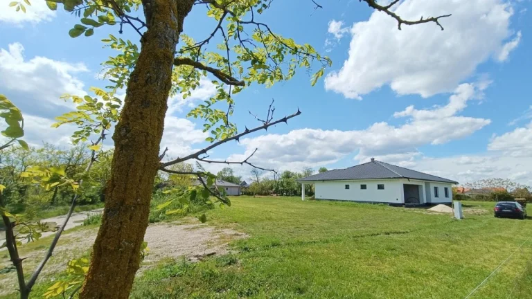 stavebný pozemok JANÍKY - 9 á - iba 20 km od Bratislavy.....