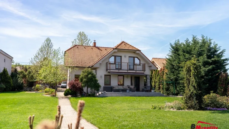 Štýlový rodinný dom s nádhernou záhradou len pár minút od L