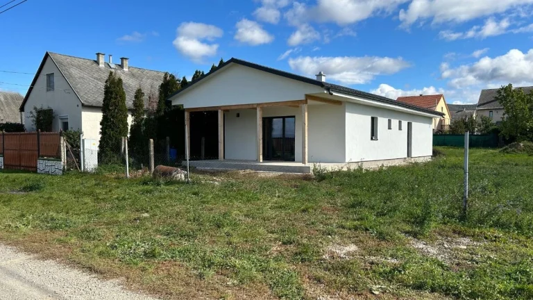 IBA 12 KM OD OBCE KECHNEC - MAĎARSKO - GONC NOVOSTAVBA 4 IZB