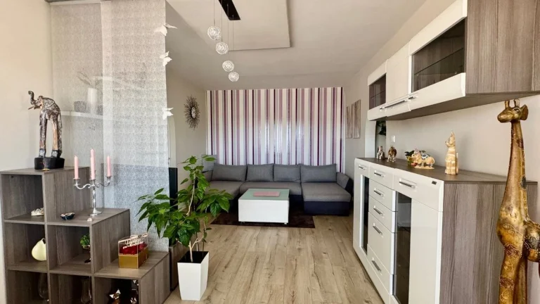 TERASA - BRIGÁDNICKA PEKNÝ 3 IZBOVÝ BYT 59 M2, LODŽIA, KOMPL