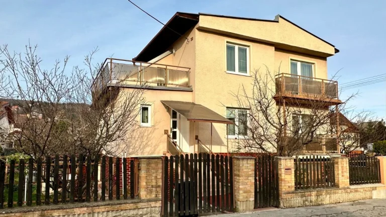 SEVER - ČERMEĽ - DOBŠINSKÉHO 5 IZBOVÝ POSCHODOVÝ RODINNÝ DOM