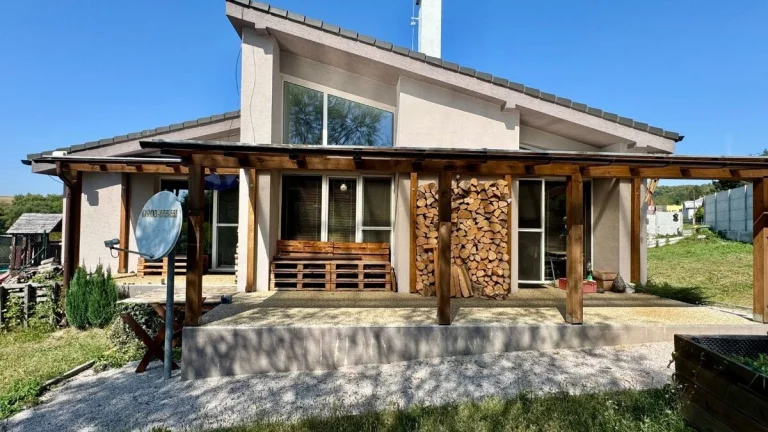 ČIŽATICE - 4 IZBOVÝ RD, TERASA, PEKNÝ POZEMOK 600 M2.
