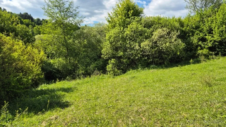 Slnečný investičný pozemok (1009 m²) s výhľadom