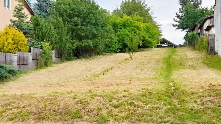 POZEMOK v STREDE MEDZAN, 1351 m2, VHODNÝ NA VÝSTAVBU RD.