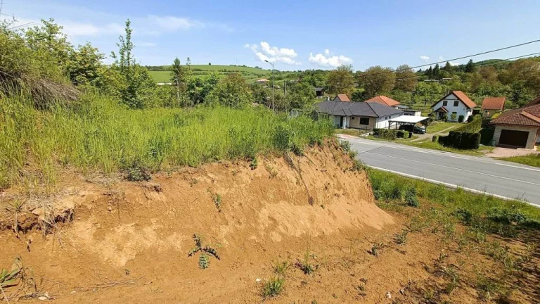 NA PREDAJ POZEMOK-VYDUMANEC, 1570 M2, VHODNÝ NA VÝSTAVBU RD.